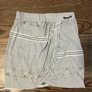 Bench - size M, casual/atheltic, patterned white and grey skirt.